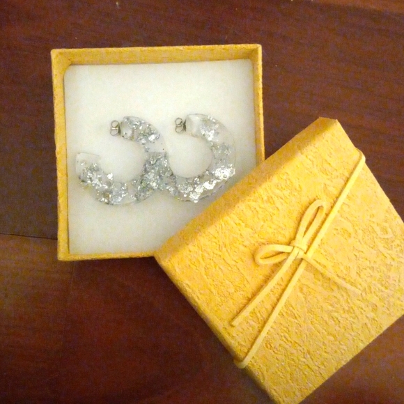 Resin earrings, 1 1/2 inches both ways - Picture 1 of 3